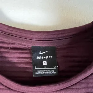Nike Cropped‎ Boxy Sweatshirt Womens Small Burgundy Oversized Activewear thumbnail 2