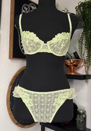 Vintage Lejaby Lime Green Lace Ruffle Lingerie Set 34B Size Small Panties thumbnail 1
