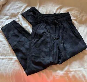 lululemon camo joggers thumbnail 1