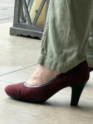 Clarks Burgundy Suede Pumps Women’s Mid Heel Classic Comfort Dress Shoes thumbnail 11