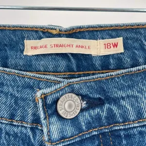 Levi's Women's Ribcage Straight Ankle Jeans Blue Denim Medium Wash‎ Size 18W thumbnail 3