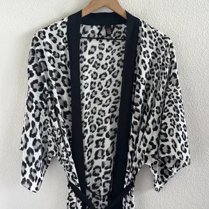 Victoria's Secret Kimono Robe Leopard Animal Print Neutral Black Trim M/L thumbnail 4