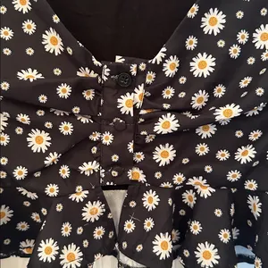 Princess Polly Black Daisy Print Crop‎ Top size 4 EUC thumbnail 3