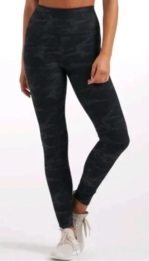 Vuori Clean Elevation Leggings Black Camo Size Medium 7/8 Length thumbnail 1