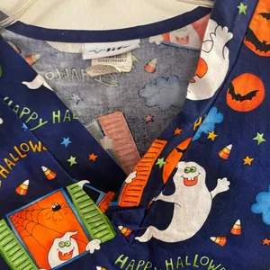 Womens Happy Halloween Scrubs Top S M By V Life Bust 40” Navy Ghosts Bats Moons thumbnail 5