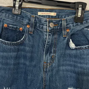 Levis Low Pro Straight Jeans Women’s 25 Distressed Medium Wash Denim thumbnail 2