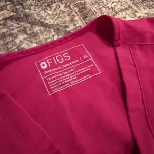 FIGS Women's XS Pink V‎ Neck Scrub Top Medical Uniform thumbnail 2
