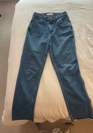 Abercrombie Ultra High-Rise 90’s Straight Curve Love Jeans thumbnail 1