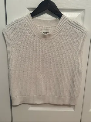 Abercrombie & Fitch Easy Shaker Chunky Sweater Vest in White thumbnail 2