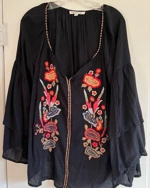 Solitaire brand black Tunic with embroidery and flows arms. Size M thumbnail 1