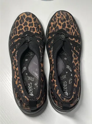 Bzees Rosie‎ Leopard Print Slip On Comfort Shoes Women's 7.5M Lightweight thumbnail 1