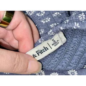 Abercrombie & Fitch Blue White Floral Smocked Puff Sleeve Blouse Top Size Small thumbnail 5