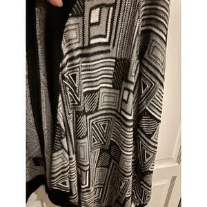 Renuar Womens XL Geometric Open Front Cardigan Black White Handkerchief Hem Knit thumbnail 2
