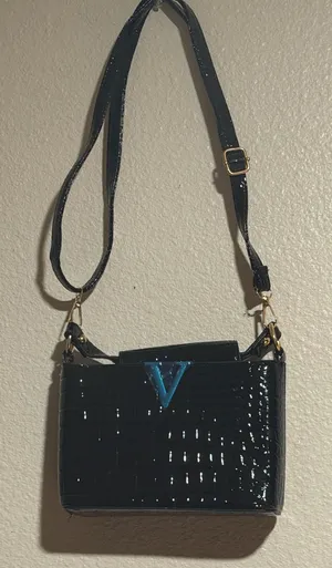 Stylish and elegant handbag in good condition. Perfect for everyday use, work, shopping, or going out. Spacious enough to carry your essentials and easy to match with different outfits. Please check the photos for the exact condition and details. thumbnail 1