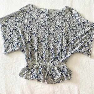 Ariat Floral Lace Dolman Blouse Womens‎ Size S Blue White Smocked Waist Western thumbnail 9