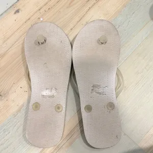 Unbranded White Flip Flop Sandals Size 8 Clear Straps Casual Beach Shoes thumbnail 2
