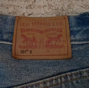 501 Distressed High-Waisted Jeans thumbnail 3