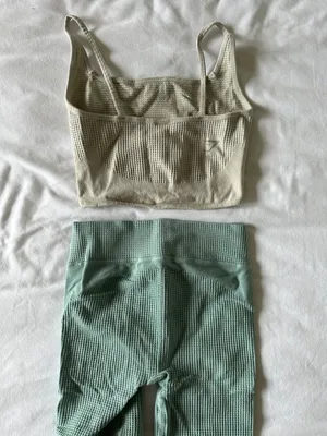 Gymshark sports bra and shorts set thumbnail 2