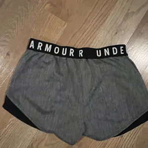 Under Armour Women's Charcoal and Black Athletic Shorts sz Medium thumbnail 2