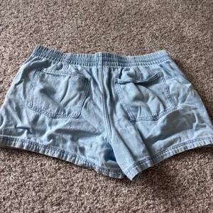 Universal Thread Womens XL Light Wash Denim Elastic Waist Drawstring Shorts thumbnail 4