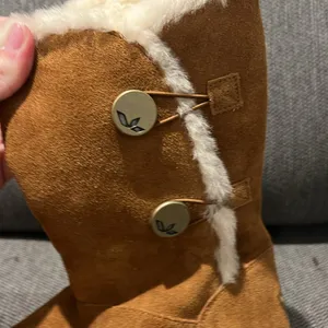 Koolaburra Tan Suede Winter Boots with Button Accents Size 7 thumbnail 7