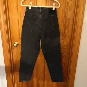 NWT Abercrombie & Fitch Curve Love High Rise Mom Jeans: Washed Black, Size 28 thumbnail 6
