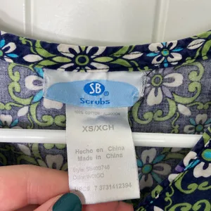 EUC SB Scrubs women’s green navy floral print v-neck‎ tie back pocket scrub top thumbnail 4