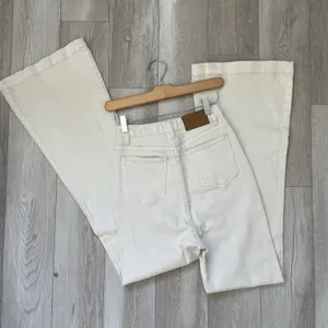 Meshki Flare High Waist Bootcut Denim Jeans White (size 8) minimalist casual thumbnail 6