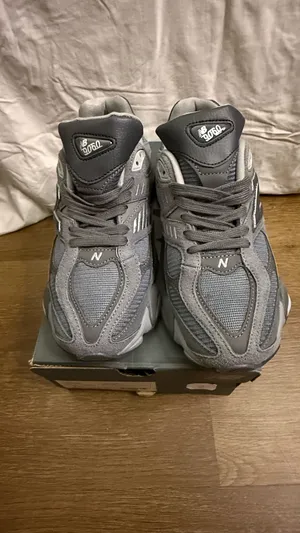 New Balance 9060 Sneakers Shoes Size Women’s 9. Men’s 7.5 thumbnail 2
