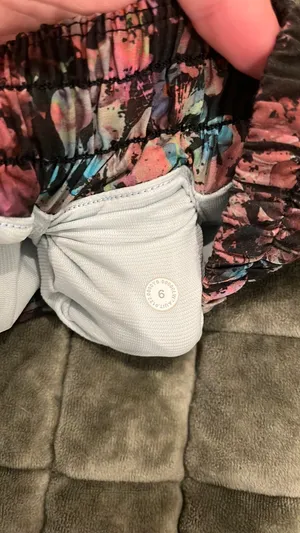 Lululemon Shorts Hotty Hot 4" Size 6 thumbnail 7