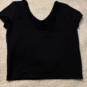 Under Armour Black crop top thumbnail 2