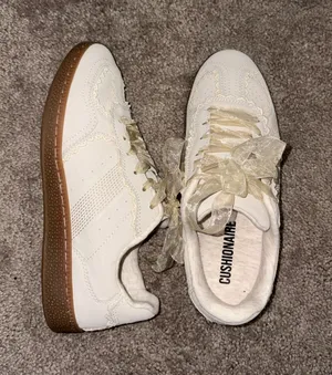 Trendy Sneakers White Size 6.5 thumbnail 1