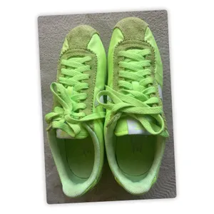 Nike Classic Cortez Nylon 749864-310 Volt Green Sneakers Womens 8.5 EU40 thumbnail 2