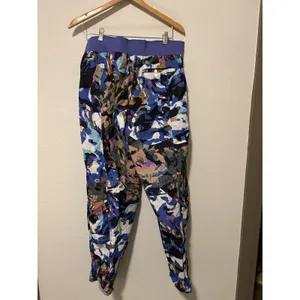 NEW Free People Mesmerize Me Print Cargo Pants Size Medium Purple Camo Wide Leg thumbnail 3