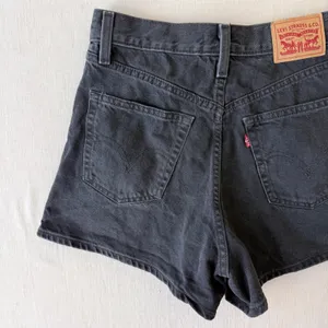 Levi's High Waisted Mom Shorts Womens 28 Black Denim Retro Summer Cut Offs thumbnail 4