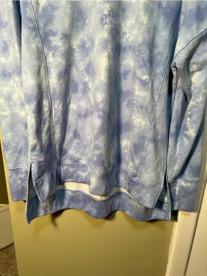 Earth Yoga Women's Size Large Crewneck Sweatshirt‎ Light Blue Tie Dye Cloud Slit thumbnail 3