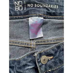 No Boundaries womens‎ or juniors 5” inseam distressed denim shorts sz 17 thumbnail 3