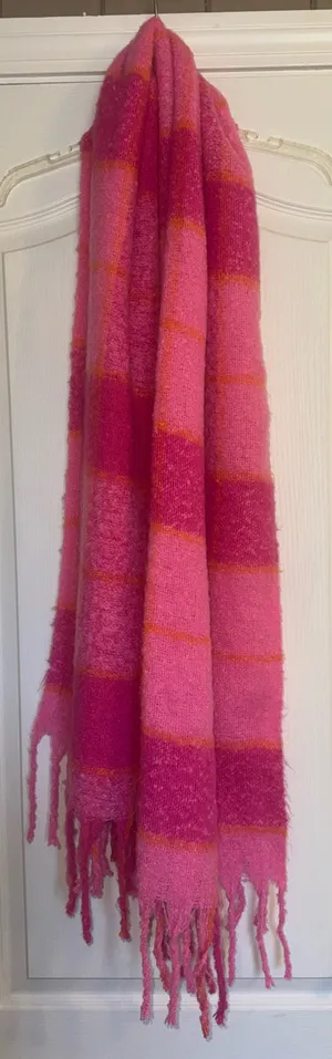 Shiraleah Chicago boutique Pink and Orange chunky fringe end Women's Scarf. Worn once in New York thumbnail 2