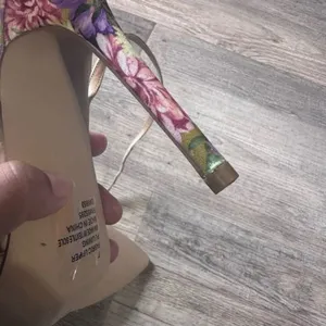 Express Floral Rhinestone Pointed-Toe Heeled Sandals – Size 7 thumbnail 5