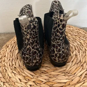 New Seven7 For All Mankind leopard print pointy toe Pull Tab Chelsea Rain Boots thumbnail 6