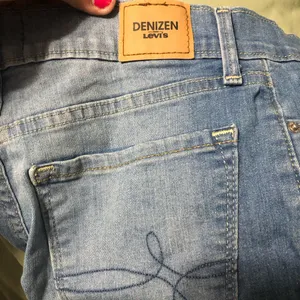 Denizen Levi’s cut off cuffed jean shorts women’s 26” waist high rise shortie‎ thumbnail 4