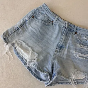 American Eagle Mom Short‎ Light Wash Distressed Rainbow Sunshine Denim Size 2 thumbnail 8