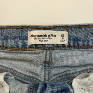 Abercrombie Fitch High Rise 90s Relaxed Jeans 28 / 6R thumbnail 4