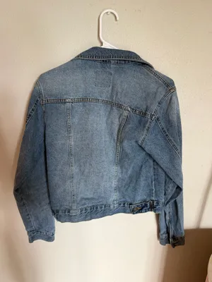 0² Denim Woman's Denim & Co. Blue Jean Jacket Size Small Description This classic Denim & Co. blue jean jacket is in excellent condition! It features a medium wash with timeless button-front styling, buttoned chest pockets, and a flattering, classic fit. Perfect for layering over dresses or casual tees. High-quality, durable denim that adds an effortless layer to any outfit. Brand: Denim & Co. Size: Small (US 6 / UK 10) Condition: Excellent, like new thumbnail 3