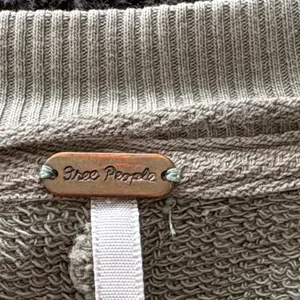EUC Women’s Free People ooh la Ruffled Sweatshirt Size M Vintage Olive thumbnail 3