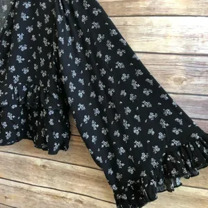 We My People Black White Floral Ruffle Cropped Blouse Size Medium NWOT thumbnail 3