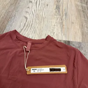 Skims fits everybody short sleeve shirt size xxsmall Color: beet thumbnail 3