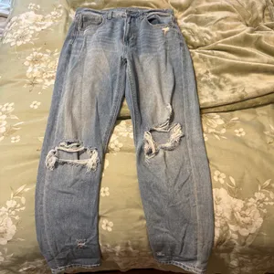Light Wash Ripped American Eagle Mom Jeans size 6 thumbnail 2