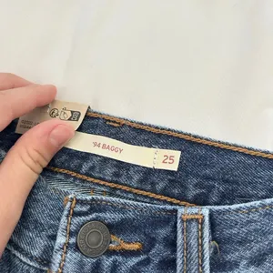 NWT Levi's '94 Baggy Mid Rise Straight Leg Jeans Size 25x31 Loose Hip & Thigh thumbnail 3