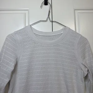 Lululemon Swiftly Tech Long Sleeve Women 4 Light Gray Perforated Mesh Top thumbnail 3